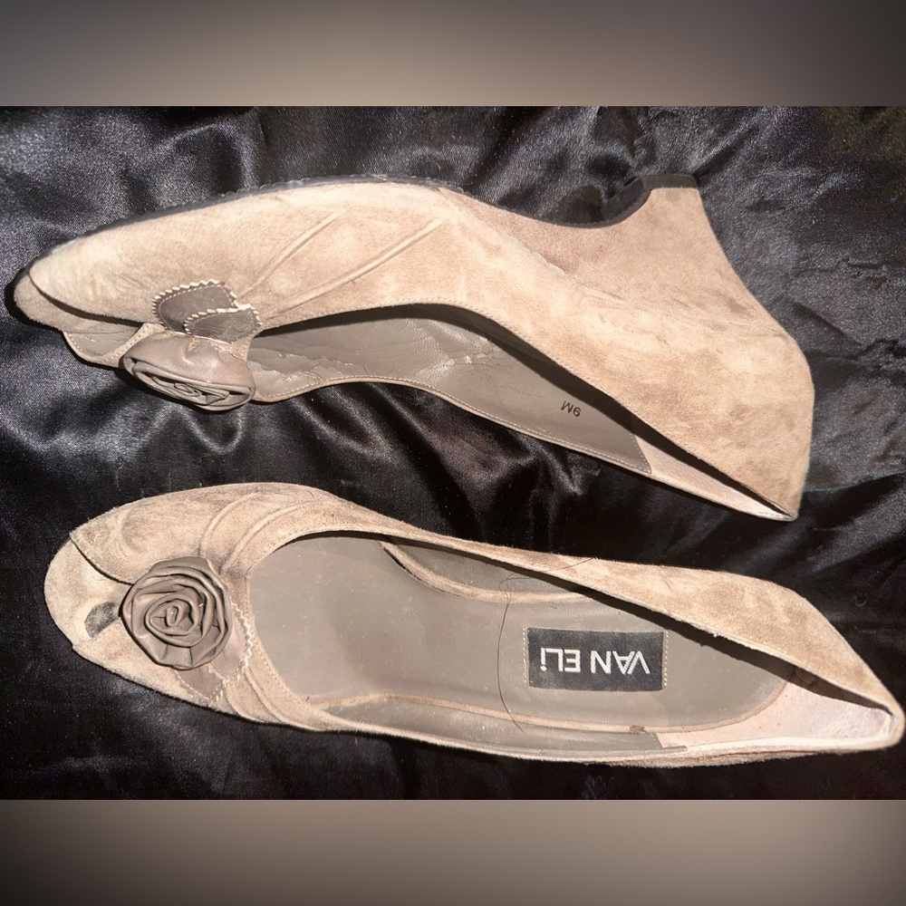 ROSE SUEDE VANELI WEDGES / DRESS SHOES (USED)